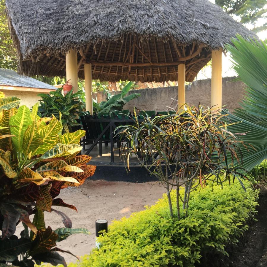 Diani Travellers Guest House Ukunda Exterior photo